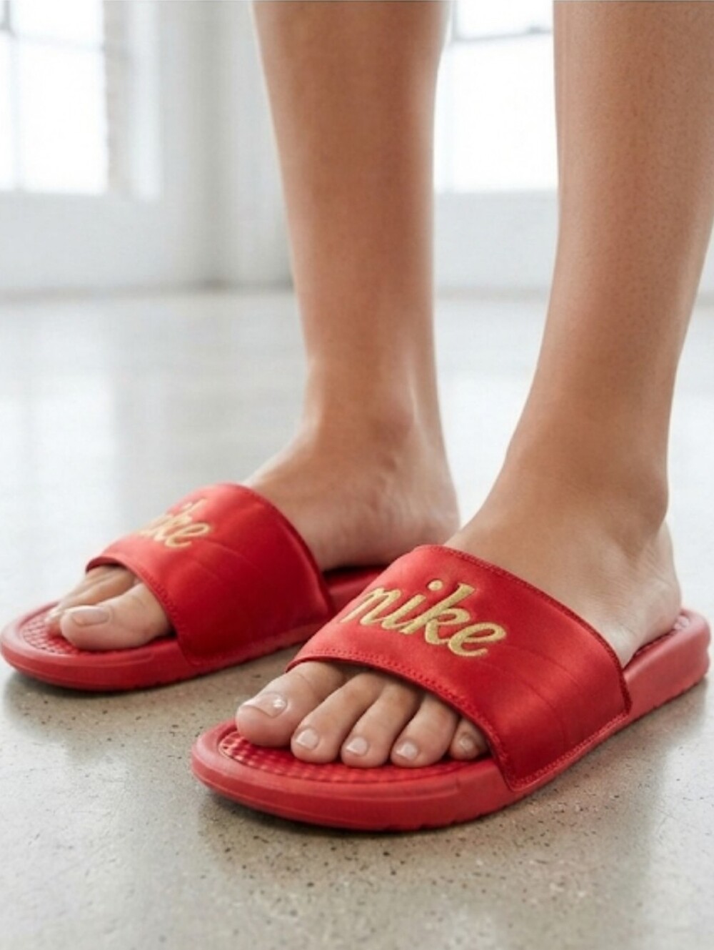 Women's Nike Benassi JDI TXT SE Red Slides Embroidered Gold Logo Detail Size 5